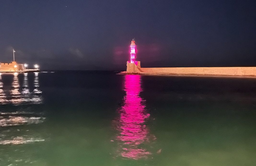 Ο Φάρος στο λιμάνι των Χανίων «βάφτηκε» ροζ για την Παγκόσμια Ημέρα κατά του Καρκίνου του Μαστού