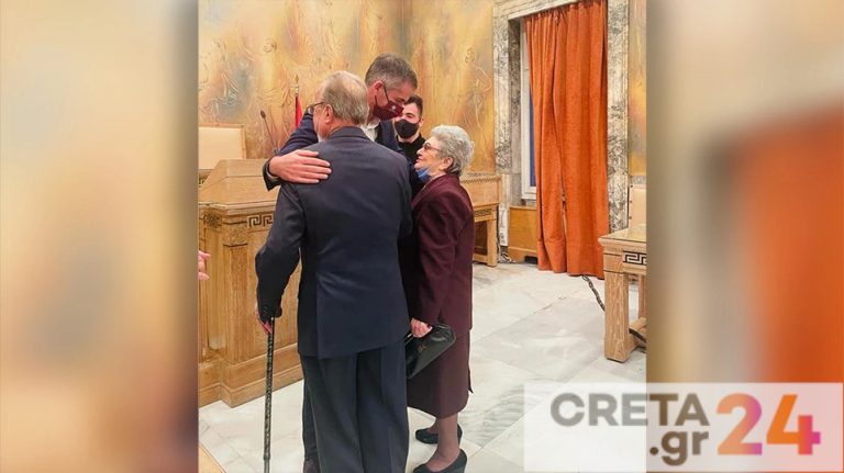 «Δεν ήθελε να με παντρευτεί, αλλά την κατάφερα», λέει ο 87χρονος που παντρεύτηκε στο Δημαρχείο της Αθήνας