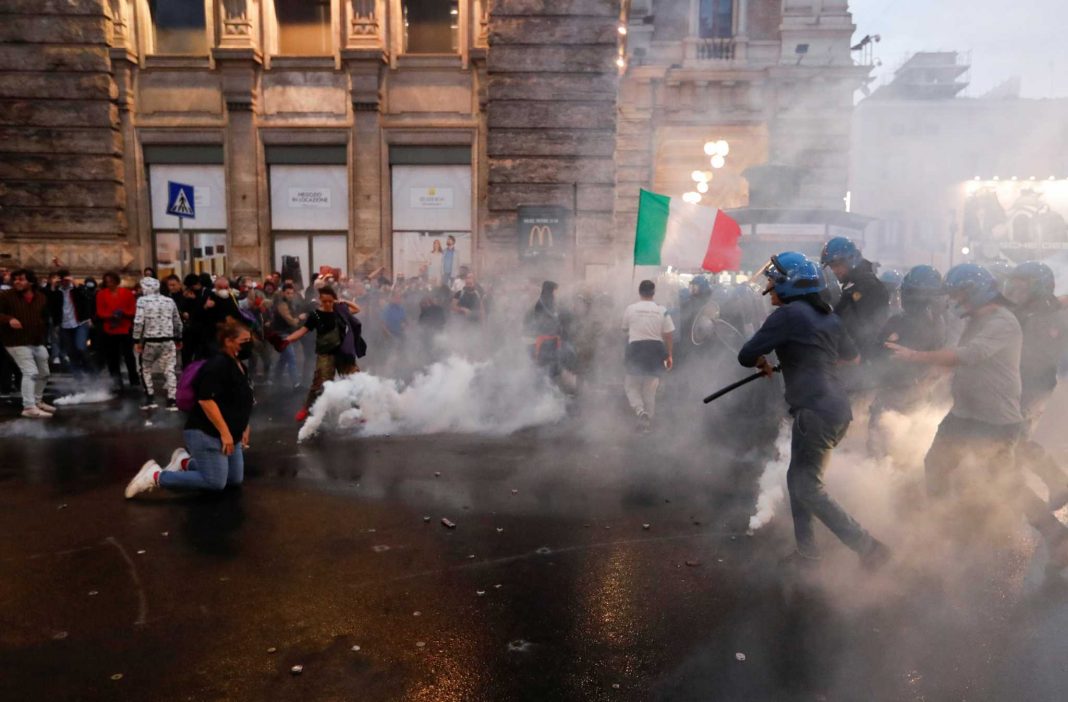 Ιταλία: Επεισόδια και ξύλο σε διαδήλωση αντιεμβολιαστών στη Ρώμη