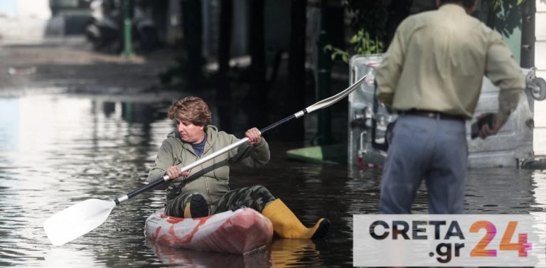 Κακοκαιρία Μπάλλος: Γυναίκα πήρε κανό για να περάσει τον πλημμυρισμένο δρόμο