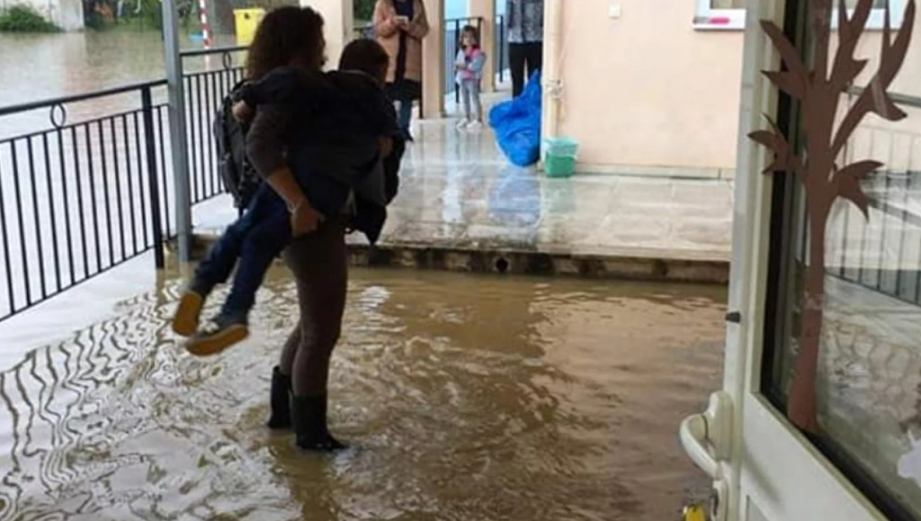 Εκπαιδευτικοί κουβαλούσαν μικρά παιδιά έξω από τα πλημμυρισμένα σχολεία