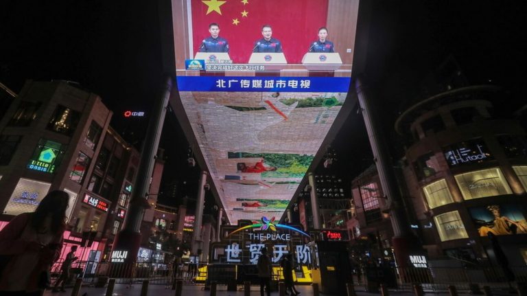 Κινέζοι αστροναύτες έφτασαν στο διαστημικό τους σταθμό – Μια γυναίκα ανάμεσά τους