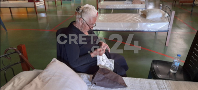 Σεισμός Αρκαλοχώρι: Ηλικιωμένη πλέκει στο καταφύγιο των σεισμόπληκτων  – Συγκινούν τα λόγια της