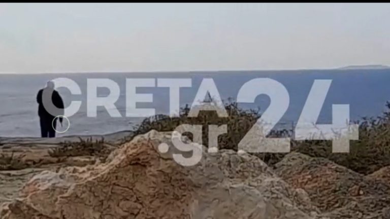 Κρήτη: Κρατώντας το μαχαίρι που σκότωσε τη γυναίκα του εξακολουθεί να απειλεί ότι θα αυτοκτονήσει ο συζυγοκτόνος