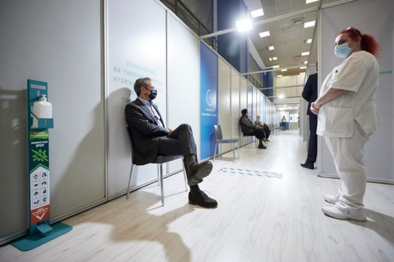 Ο Μητσοτάκης έκανε την 3η δόση του εμβολίου κατά της Covid