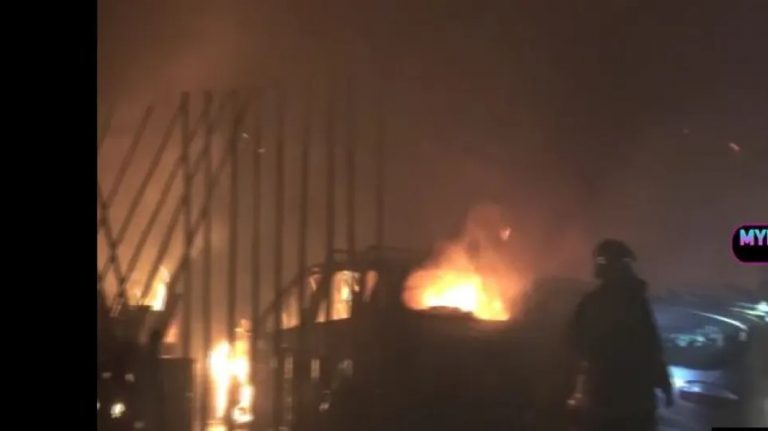 Πανικός στον Ορνό της Μυκόνου από φωτιά σε εστιατόριο – Εκρήξεις από φιάλες υγραερίου