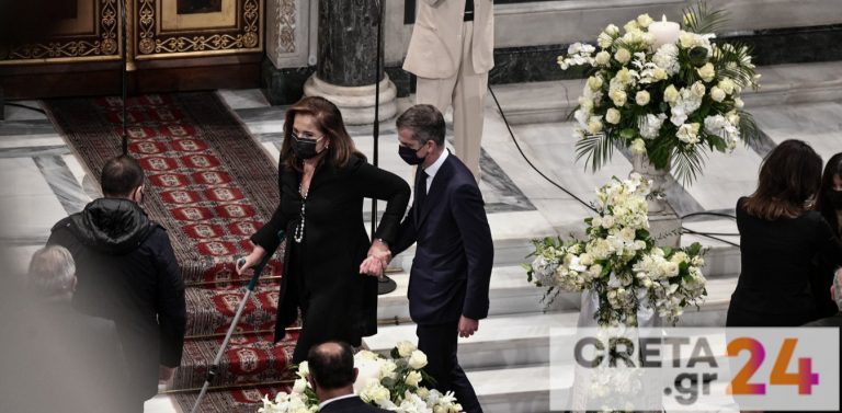 Φώφη Γεννηματά: Κρατώντας το χέρι του γιου της Κώστα η Ντόρα Μπακογιάννη στη Μητρόπολη