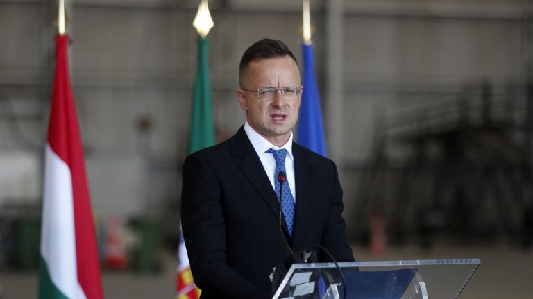 Ουγγαρία: Υπεραμύνεται της αντιμεταναστευτικής πολιτικής με βολές κατά της Ε.Ε