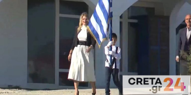 Ο 9χρονος Τάσος παρέλασε μόνος του με τη γαλανόλευκη στο ακριτικό Μαθράκι