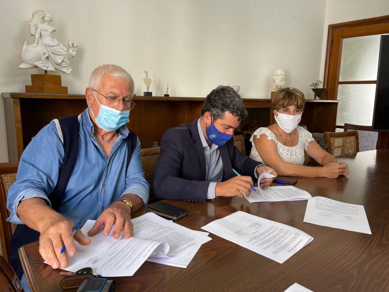 Υπέγραψε την αντικατάσταση του ασφαλτοτάπητα με πλακόστρωτο στην οδό Σήφακα ο Δήμαρχος Χανίων