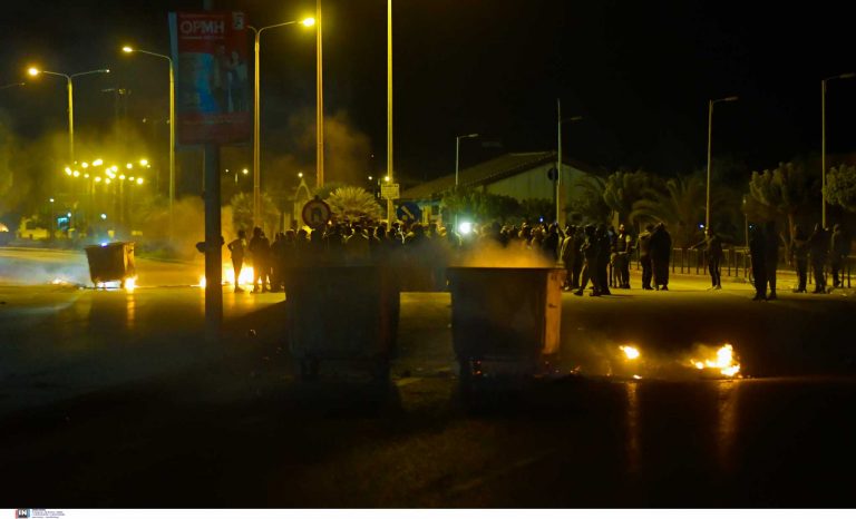 Πέραμα: Ρομά μπλόκαραν την εθνική Πατρών-Πύργου – Άναψαν φωτιές, πέταξαν πέτρες