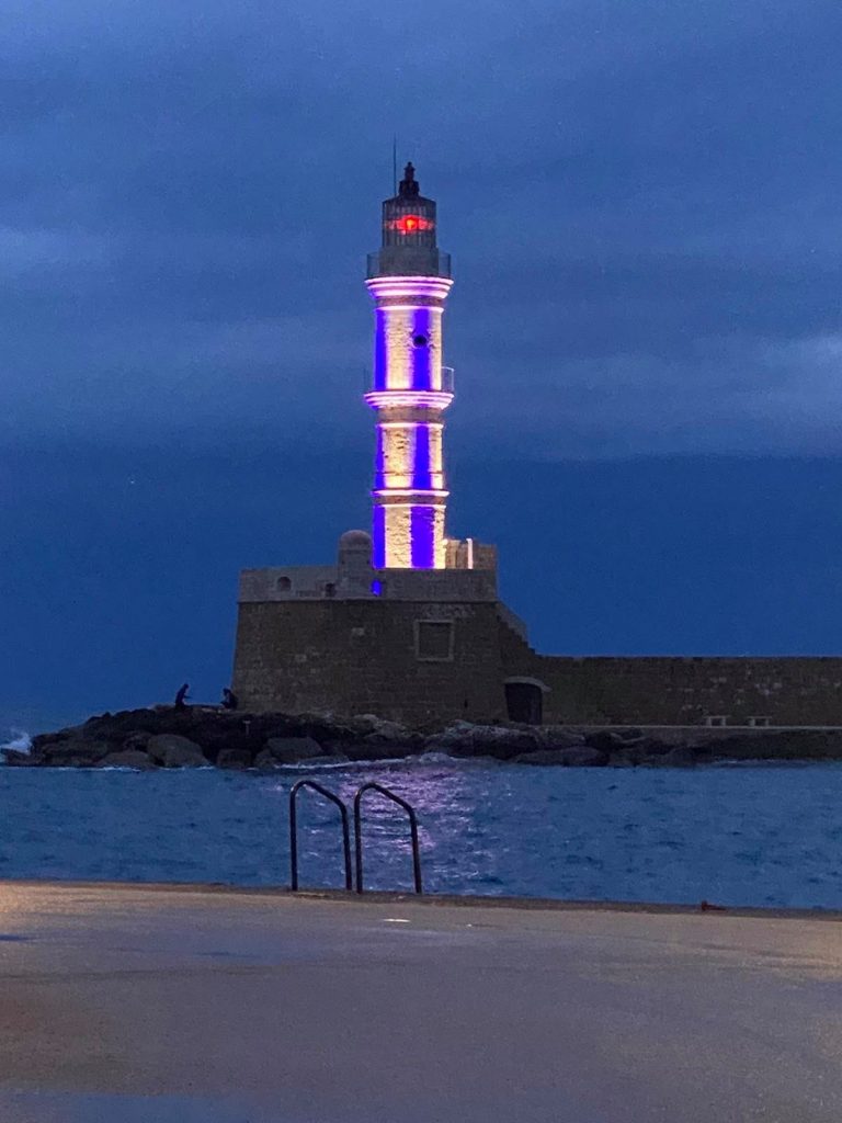 Στα χρώματα της Γαλανόλευκης ο Φάρος και το Θέατρο «Μίκης Θεοδωράκης» στο Ενετικό Λιμάνι Χανίων