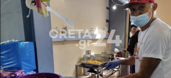 Σεισμός Αρκαλοχώρι: Μοιράζουν φαγητό και χαμόγελα