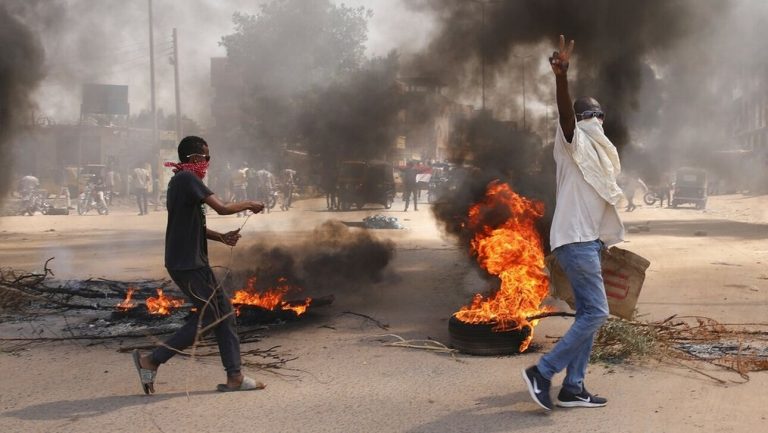 Στρατιωτικό πραξικόπημα σε εξέλιξη στο Σουδάν: Διακόπηκε η πρόσβαση στο Διαδίκτυο