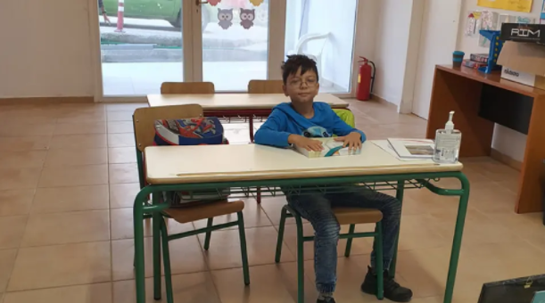 Ο 9χρονος Τάσος θα παρελάσει μόνος του με τη γαλανόλευκη στο Μαθράκι