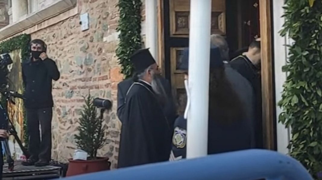 Ιερέας αντέδρασε στην αστυνομική παρουσία και άφηνε τους πιστούς χωρίς μάσκα