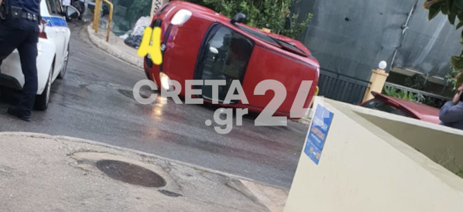 Κρήτη: Αυτοκίνητο παραβίασε STOP και «τούμπαρε» στη μέση του δρόμου