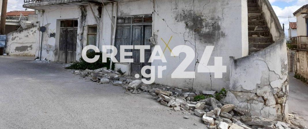 Zημιές στο 80% των σπιτιών σε περιοχή του Ηρακλείου μετά τον ισχυρό σεισμό – Κάτοικοι μένουν μέχρι και σε αυτοκίνητα
