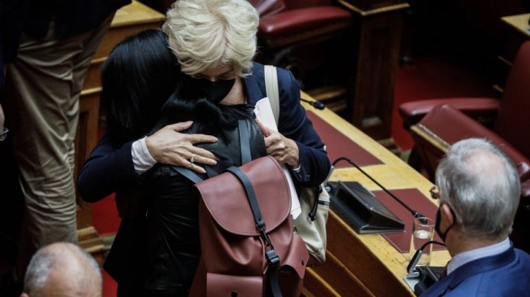 Συγκινητικές εικόνες στη Βουλή: Αγκαλιασμένοι βουλευτές θρηνούν για τον θάνατο της Φώφης Γεννηματά