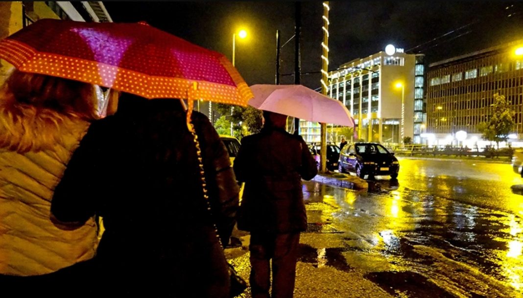 Συνεχίζεται η κακοκαιρία «Αθηνά»: Ισχυρές καταιγίδες σε Αθήνα και Χαλκίδα