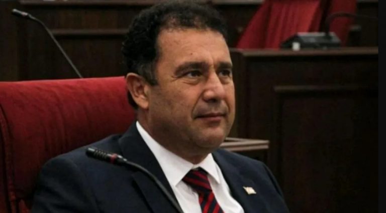 Ροζ βίντεο καίει τον «πρωθυπουργό» του ψευδοκράτους – Παραιτήθηκε μετά τη διαρροή του