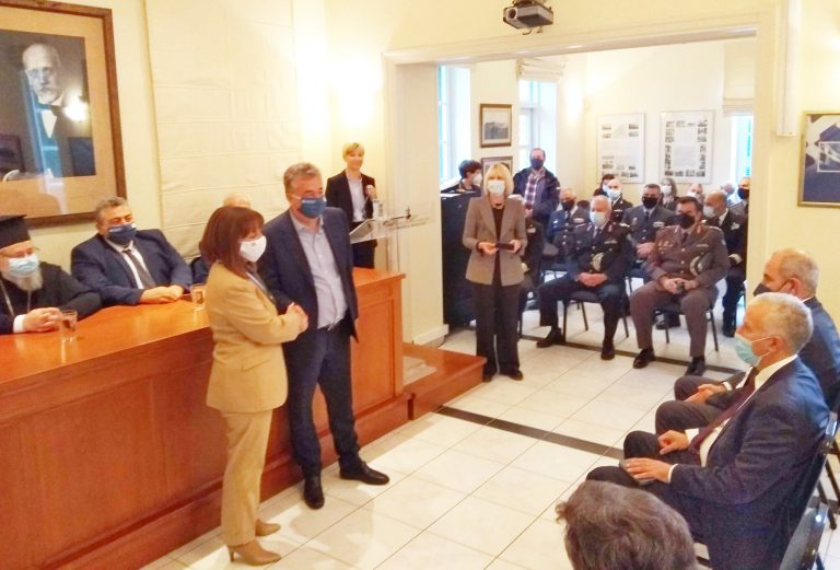 Το έμβλημα του Ελευθερίου Βενιζέλου στην Πρόεδρο της Δημοκρατίας από τον Περιφερειάρχη Κρήτης