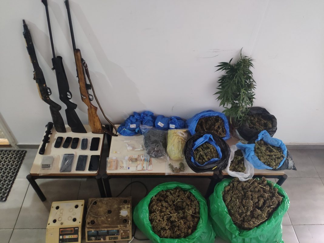 Κρήτη: «Λαβράκι» έβγαλε η αστυνομική επιχείρηση – Οκτώ συλλήψεις, όπλα και ναρκωτικά
