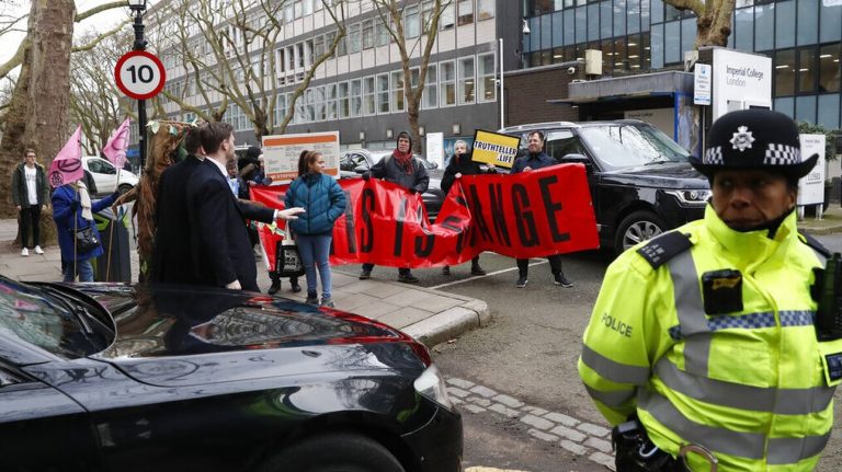 Σύνοδος COP26: Στους δρόμους της Γλασκώβης οι νέοι – Ζητούν δράσεις για το κλίμα