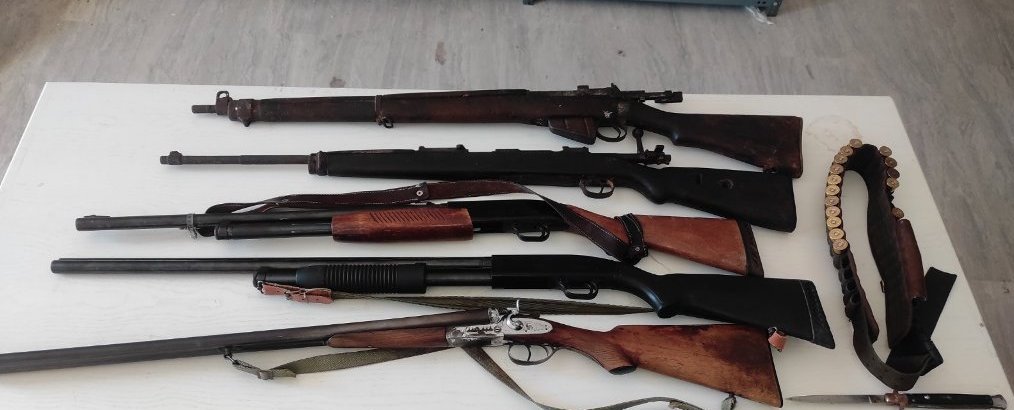 Ηράκλειο: Έφοδος αστυνομικών σε σπίτι – Βρήκαν …συλλογή όπλων