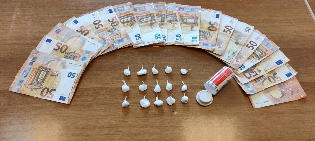 Ηράκλειο: Τον έκαναν «τσακωτό» με 15 συσκευασίες κοκαΐνης και 960 ευρώ