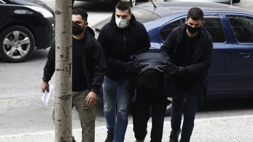 Πυροβόλησε στο κεφάλι τον υπάλληλο ψιλικών: Αποκαλυπτική η απολογία του φερόμενου ως συνεργού