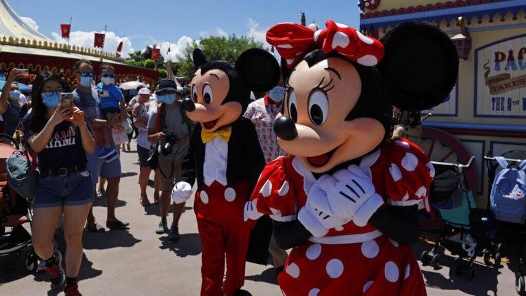 «Θύμα» του κορωνοϊού η Disneyland στη Σανγκάη – Εξι εκατομμύρια Κινέζοι σε καθεστώς lockdown