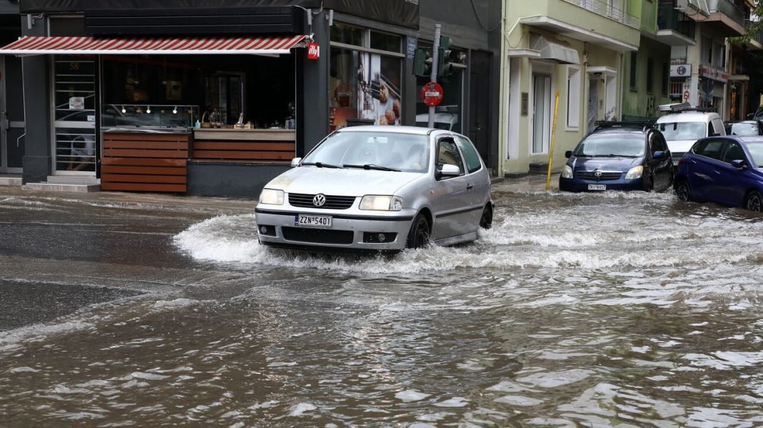 Κακοκαιρία στην Αττική: Πλημμύρισαν δρόμοι και σπίτια – Δεκάδες κλήσεις στην Πυροσβεστική