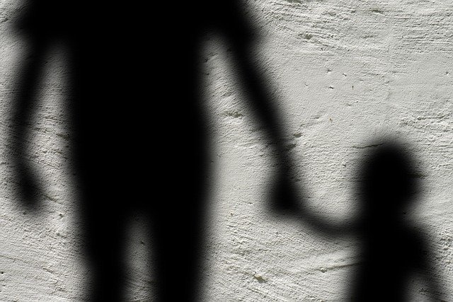 Αυτός είναι ο αστυνομικός που ασελγούσε στην κόρη του – Ανέβαζε «τρυφερές» φωτογραφίες μαζί της