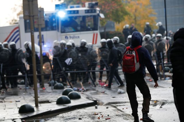 Βρυξέλλες – Επεισόδια σε διαδήλωση για τα μέτρα κατά του κορωνοϊού