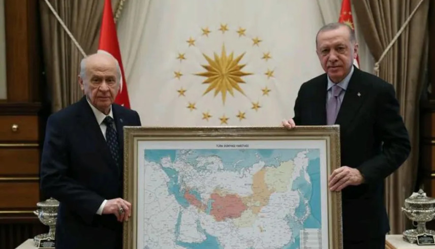 Προκλήσεις από Ερντογάν και Μπαχτσελί – Ποζάρουν με χάρτη του «τουρκικού κόσμου» που περιλαμβάνει Θράκη και Κύπρο