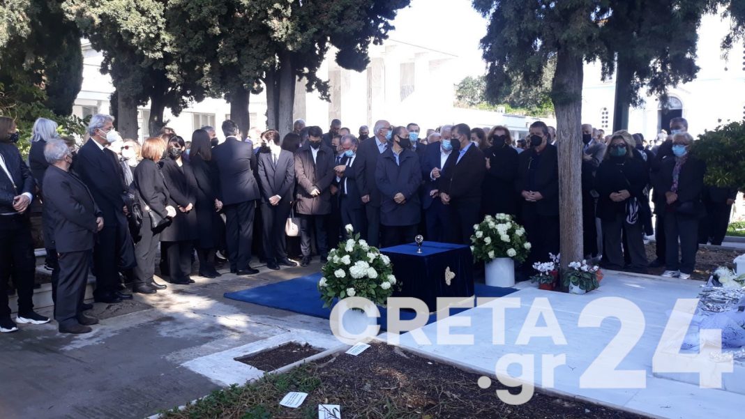 Συγκίνηση στο 40ήμερο μνημόσυνο της Φώφης Γεννηματά (εικόνες)