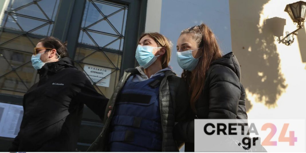 «Μόλις είδα να βγάζει όπλο και να σημαδεύει την κόρη μου, έπεσα πάνω του» ισχυρίζεται η Κλοντιάνα Τσέλο