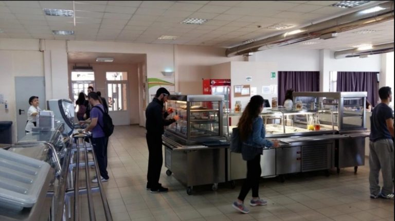 Καταγγελίες για αιφνιδιαστική διακοπή της σίτισης σε φοιτητές