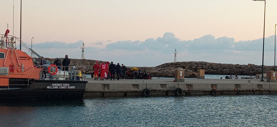 Κρήτη – Συναγερμός για Σκάφος με 70 μετανάστες που εξέπεμψε σήμα κινδύνου – Ένας νεκρός