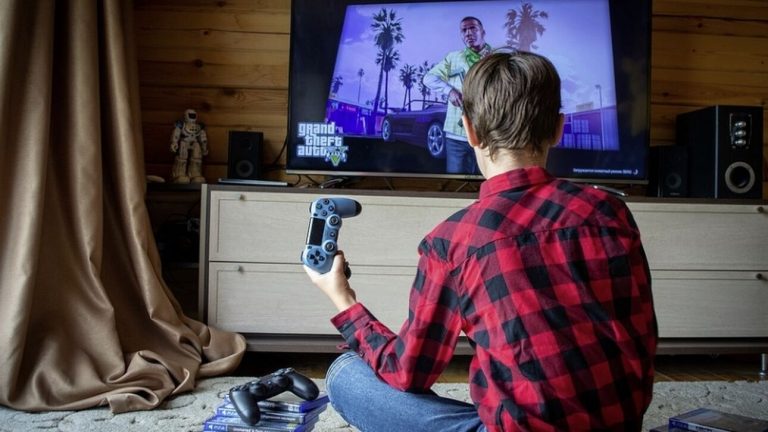 Κορωνοϊός: Διπλασιάστηκε ο χρόνος χρήσης των οθονών από εφήβους – Οι επιπτώσεις στην ψυχική υγεία