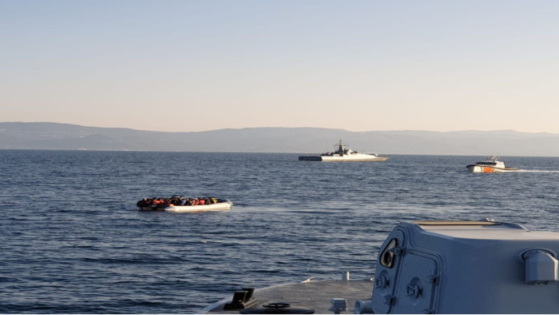 Η τουρκική ακτοφυλακή κατευθύνει λέμβο με πρόσφυγες στα ελληνικά χωρικά ύδατα