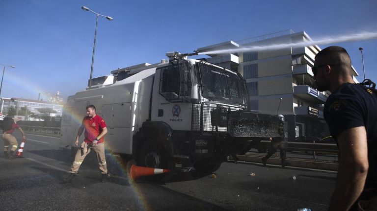Ένας τραυματίας πυροσβέστης κατά τα επεισόδια έξω από το υπουργείο Πολιτικής Προστασίας