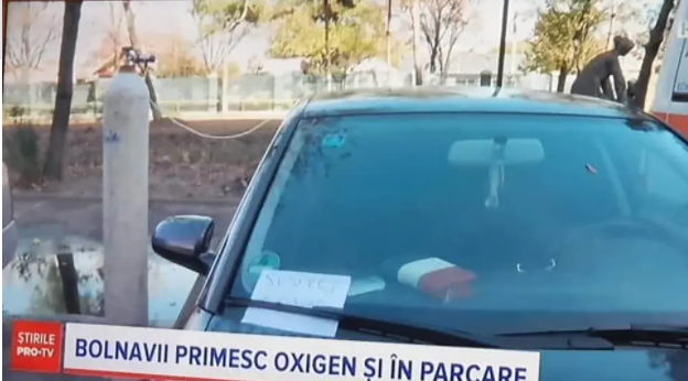 Η Ρουμανία ζει την κόλαση – Βάζουν τους ασθενείς Covid στα αυτοκίνητα με οξυγόνο γιατί δεν έχουν κλίνες