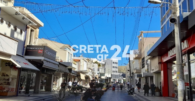 «Φοράει» τα γιορτινά του το Ηράκλειο (εικόνες)