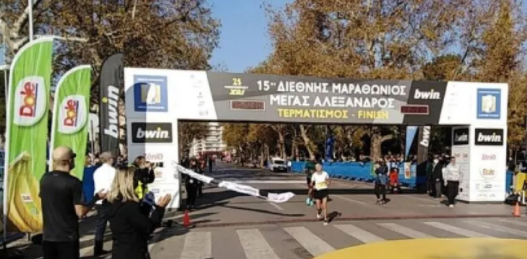Θεσσαλονίκη: Συγκινεί η Σόνια Τσεκίνη που πάσχει από καρκίνο και τερμάτισε πρώτη στον Μαραθώνιο