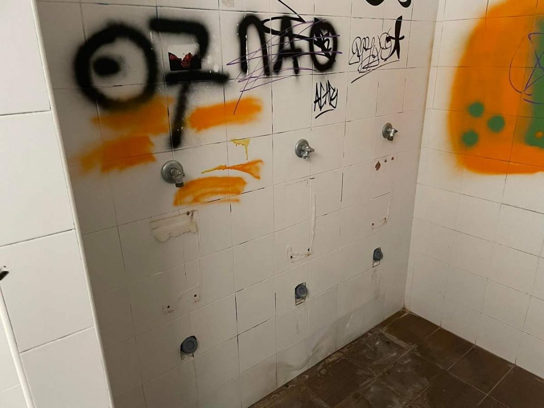 Κρήτη: Άγνωστοι τα έβαλαν… ξανά με τις δημοτικές τουαλέτες – Ξήλωσαν μέχρι και τα καλαθάκια απορριμμάτων  (εικόνες)
