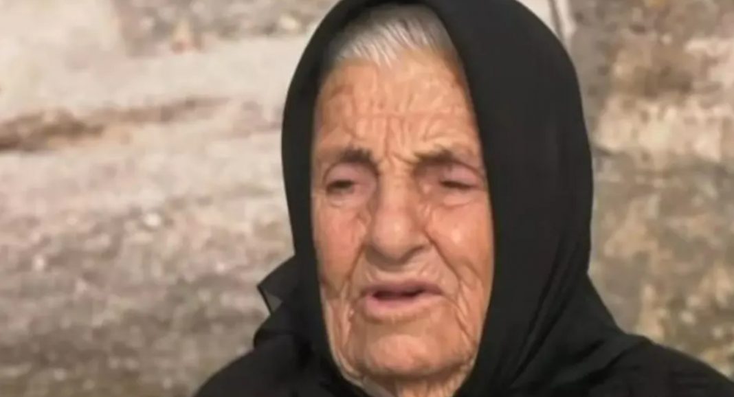 «Το έκανα για να μην φύγω μια ώρα αρχύτερα» λέει ηλικιωμένη 100 ετών για την τρίτη δόση, έζησε και την ισπανική γρίπη