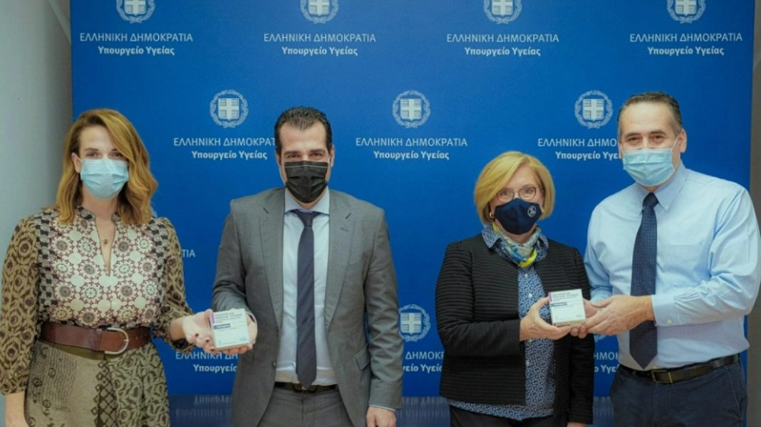 Πλεύρης και Γκάγκα παρέλαβαν επίσημα τα μονοκλωνικά από εκπροσώπους της Roche