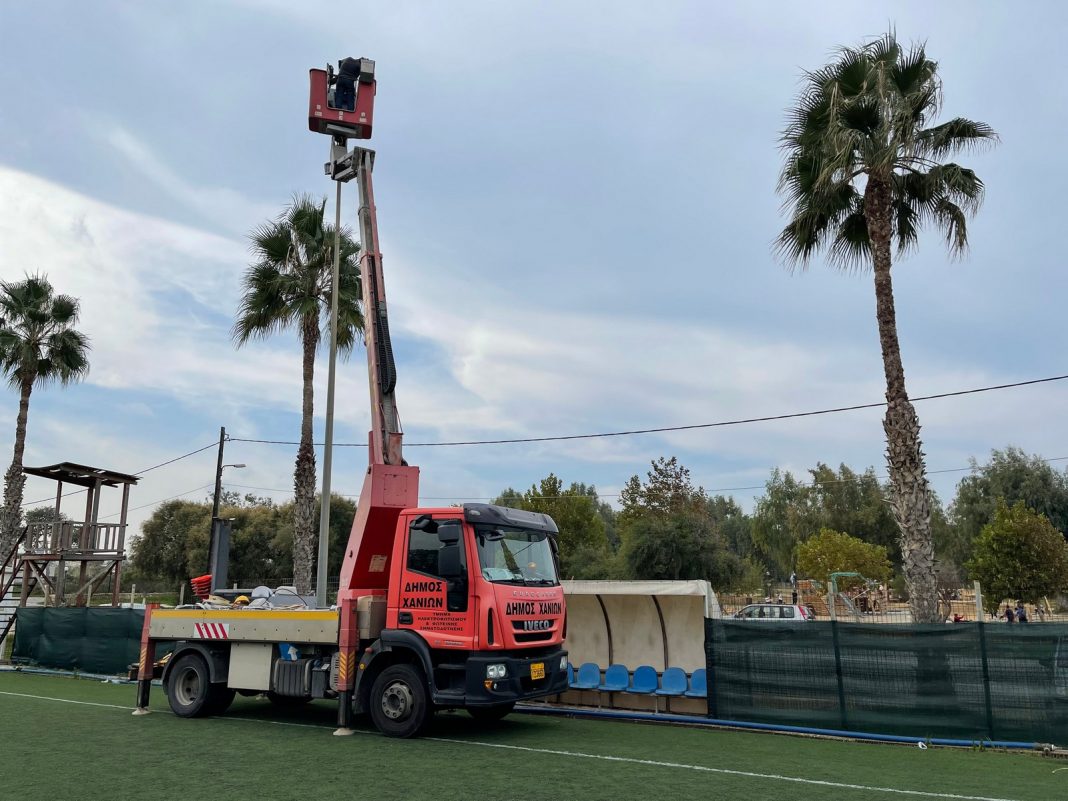 «Φωτίστηκε» το γήπεδο των Αγ. Αποστόλων – Αντικατάσταση των προβολέων με νέο φωτισμό τύπου LED